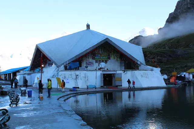 Gurudwara Hemkund Sahib reflected in the lake on a clear morning