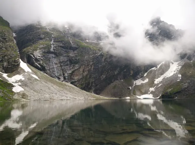 Hemkund lake under cloud and snow