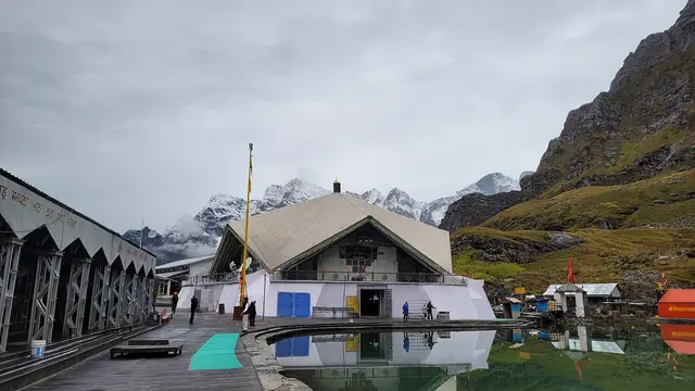 Hemkund Sahib Gurudwara below the snow peaks