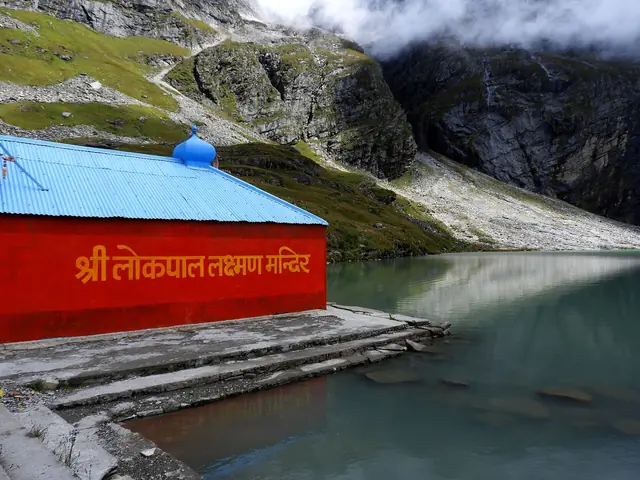 Lakshman temple beside the lake at Hemkund