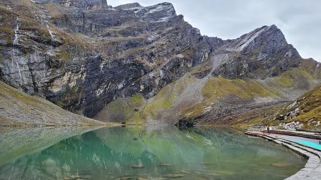 The clear glacial lake at Hemkund Sahib