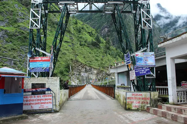 The bridge at Govindghat, where the trek begins