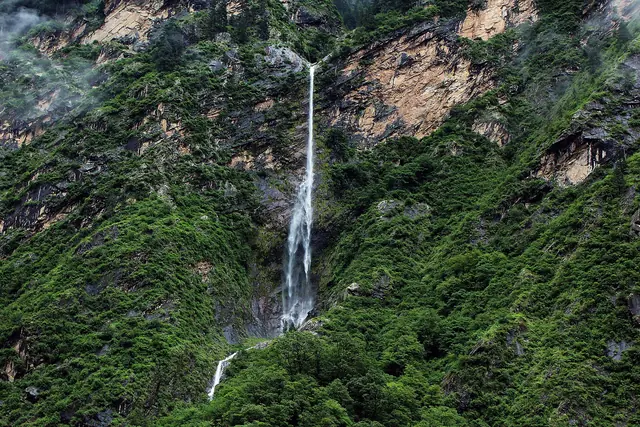 A waterfall greeting trekkers at the start of the trail